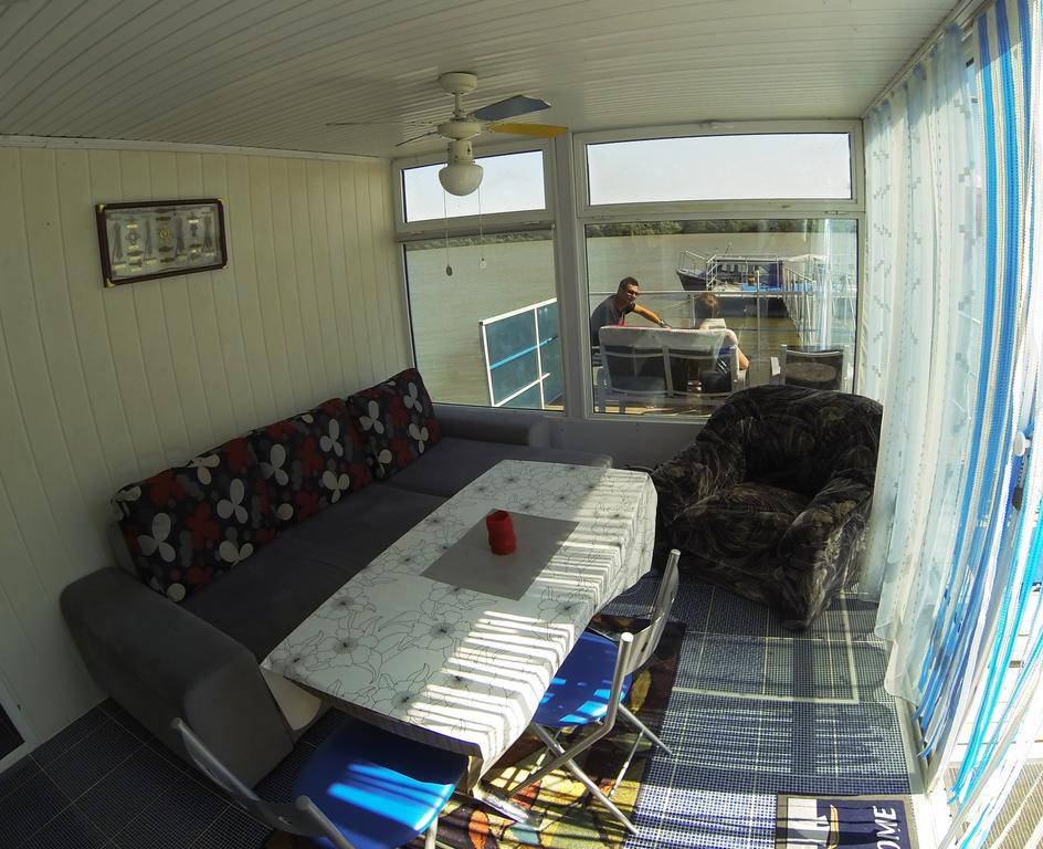 Hotel Delta Pontoon à Mahmudia Extérieur photo