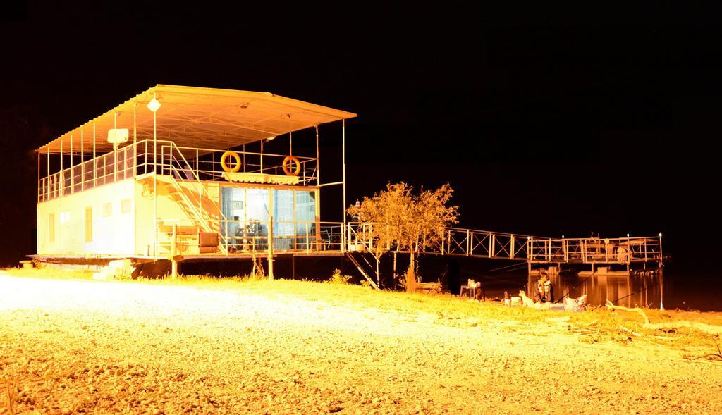 Hotel Delta Pontoon à Mahmudia Extérieur photo